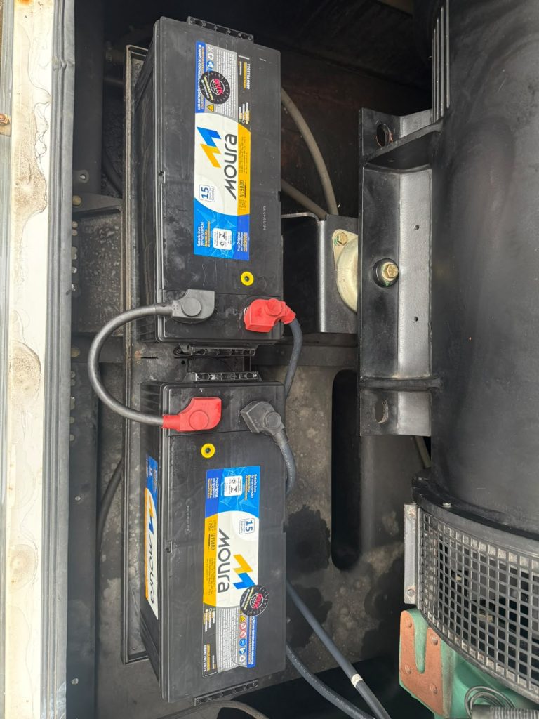 Baterias estacionárias Moura instaladas em sistema de nobreak em São Paulo pela GVK Baterias